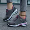 Nuevos zapatos deportivos casuales de primavera y otoño transfronterizos para mujer, zapatos de exterior con amortiguación de aire y suela gruesa, zapatos de viaje para madres de mediana edad.