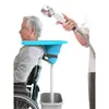 Persona mayor encamada con dificultad para moverse hacia arriba y hacia abajo, no puede inclinarse durante mucho tiempo debido a hemiplejia a largo plazo, incapaz de usar una palangana para lavarse el cabello mientras está acostada en la cama, accidente cerebrovascular