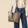 Bolsa de Mano 2026 Nueva Bolsa de Otoño e Invierno para Mujer de Alta Gama Piel Genuina Gran Capacidad para Viajar al Trabajo Hombro Axila Equipaje