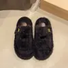 Novas pantufas de inverno 2026, com sola grossa, quentes e aconchegantes, em design de pelúcia de peça única, com plataforma que aumenta a altura e fecho de velcro.. Estes chinelos modernos e fofinhos são perfeitos para o outono e o inverno