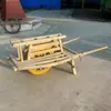 Carro de Vendedor Antiguo, Objetos Viejos, Gallo de Costumbre Popular de Granja Antiguo, Carro de Adornos Decorativos Populares Nostálgicos