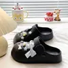 Birkenstock Crocs Feminino EVA Solado Grosso Desenho Animado Versátil Verão Deslocamento Praia Exterior Bico Fechado Chinelos Sandálias Feminino