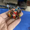Eucalipto Arco-Íris Gato Fofo Peça de Mão Gato Arco-Íris Cabeça Inclinada Gato Ornamentos de Mesa Escultura em Madeira Pequeno Artesanato Presentes