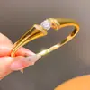 Pulsera de Cierre Exquisito y Moderno de Corazón Hueco con Circonita Estilo Fresco Pulsera Personalizada Lujo Ligero Sensación de Alta Gama Joyería de Mano