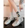 Nuevos calcetines de estilo coreano con estampado de gatos, que presentan lindos diseños japoneses, adecuados para actividades al aire libre en otoño e invierno, y disponibles en un diseño de gato de dibujos animados para mujer