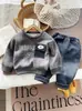 Traje de Invierno para Niños 2025 Nuevo Pantalones de Terciopelo con Bolsillo de Solapa de Mezclilla Sudadera Ropa de Otoño e Invierno para Bebés Niños Conjunto de Dos Piezas