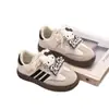 Moda infantil 2026 colección nueva primavera y otoño: Tenis de corte bajo con cierres de velcro, que presentan un diseño único y lindo, un elegante motivo de gato KT y versátiles zapatos estilo princesa