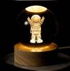 Luz Noturna de Bola de Cristal Luminosa Conectada por USB Ornamento Presente Criativo Série Lua Galáxia Céu Estrelado Astronauta