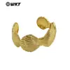 Wt-Jf361 Pulsera Unisex de Latón Abierto de Venta Caliente Única con Forma de Abanico Grande y Textura de Concha Dorada