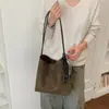 Bolso Cubo de Felpa y Gamuza Estilo Perezoso Gran Capacidad Bolso de Mano Nuevo Otoño 2026 Bolso de Hombro Casual Retro con Personalidad