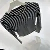 Camiseta Henley de Rayas Long-Termism Ajustada con Cintura Plisada y Bordado de Letras Manga Larga Cuello Henley Camisa Base Top para Primavera