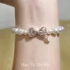 Pulseira Delicada Rosa com Laço e Pérolas, com um Toque Luxuoso, Acessório de Mão Simples e Versátil para Mulheres
