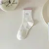 Meias brancas femininas outono e inverno meias de cano médio cor sólida desodorante jacquard esportivas meias versáteis outono meias sem costura moda ins
