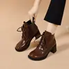 Botines estilo Martin con cordones y punta redonda para mujer, nuevo estilo otoño e invierno 2026, botines cortos de tacón medio grueso con relieve, cálidos botines de cuero para mujer con forro de felpa.