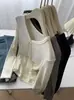 Design de gola V com detalhes de botões, camiseta casual de manga longa para mulheres, outono e inverno de 2026, adequada para usar em camadas ou sozinha, corte justo, ombro normal, top moderno