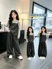 Conjunto de Alças para Meninas Primavera e Outono 2026 Novo Estilo Coreano Moda Calça Wide Leg Conjunto de Três Peças Roupa Infantil Tendência