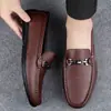 Mocassins de couro macio, novo estilo 2026, sapatos casuais slip-on masculinos da moda, sapatos de couro versáteis estilo britânico