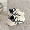 Tênis de treino femininos quentes com forro de fleece, estilo novo de inverno 2026, populares sapatos de algodão fofos, tênis brancos de sola grossa, sapatos casuais de cano baixo