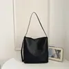 Bolsa de Mão Tecida Retro Fashionável 2026, Bolsa de Ombro Transversal tipo Balde Simples de Nicho de Alto Valor e Grande Capacidade