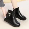 Botas de cuero suave, con algodón engrosado para mujer, forradas para invierno, cálidas, adecuadas para mujeres de mediana edad y mayores, de suela suave, planas, antideslizantes y diseñadas como botines para madres
