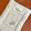 Colar com Pingente Minimalista em Forma de Gota Estilo Ins para Mulheres, Corrente Longa para Suéter Outono e Inverno, Gargantilha Versátil, Acessório de Luxo Leve de Alta Qualidade