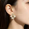 Brincos de Tarraxa Estilo Coreano Nova Flor de Concha Super Fada Zircônia Brincos de Luxo Leve com Sensação de Alta Qualidade Joia de Orelha Doce e Fashionável para Mulheres