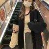 Jaqueta Suéter de Outono e Inverno Estilo Coreano Novo Estilo Preguiçoso com Bolso de Letra Feminina Retrô Solta Casual Gola V Cardigan de Tricô