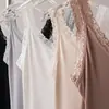 Camisole de Seda Nova Estilo Primavera e Verão de Luxo Leve para Mulheres, Cor Sólida Gola Redonda, Camada Base de Seda Pura com Acabamento em Renda