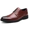 Zapatos de cuero para hombre, nuevos zapatos brogue de otoño para negocios formales, zapatos casuales de una pieza, zapatos de talla grande para hombre para venta al por mayor de comercio exterior