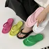 Chinelos de EVA femininos ins moda de verão tendência calçados externos de encaixe praia antiderrapante sandálias e chinelos de banho interno sensação de pisar em excremento