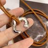 Design de nicho corda de couro marrom em forma de U ferradura pingente de metal colar feminino abstrato prata longo suéter corrente