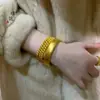 Loja de ouro Puzuo mesmo estilo pulseira de pneu largo de areia dourada antiga versão larga grossa dobrada moda pulseira de alta qualidade