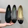Novos Sapatos Rasos Pretos Versáteis para Primavera e Outono, Levemente Elegantes Estilo Francês Bico Redondo com Laço e Design Color Block 2026