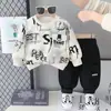Conjunto de primavera e outono para meninos 20256, novo design estiloso para bebês de 1 a 3 anos, conjunto de duas peças com moletom de manga longa para outono