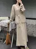 Conjunto de falda de punto suave estilo francés para mujer, nuevo modelo otoño e invierno 2026, suéter con cuello en V y lazo y conjunto de dos piezas de falda midi de cintura alta