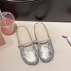 Sapatos mules estilo Chanel 2026, sandálias de enfiar com pérolas, tamancos de bico fechado, novas sandálias de enfiar com sola rasa para mulheres