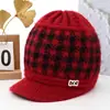 Gorro de tricô para mulheres de meia-idade e idosas, forrado com fleece e espessado para aquecimento no outono e inverno, gorro com abafadores de ouvido para mães, avós e mulheres idosas para proteger do frio