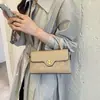 Bolso de mujer nuevo con hebilla de trébol de cuatro hojas, clásico y moderno, diseño de solapa versátil y casual, sensación de alta gama, para llevar en la mano, al hombro y cruzado