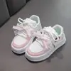 Novos Sapatos Infantis Primavera e Outono Tênis Brancos Versáteis para Meninas Moda Nicho Tendência Estudante Casual Esportivo Mocassins