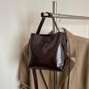 Bolso de cubo retro de nicho de comercio exterior para mujer, nueva moda de otoño e invierno 2024, bolso cruzado informal para el trabajo y el viaje diario.