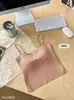 Camisola simples de pérolas para mulheres com bojo, seda gelada sem costura, lindo design nas costas, adequada para usar por cima ou por baixo, corte justo e confortável
