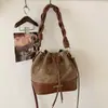 Bolsa de Mão Ombro Cruzado Versátil Estilosa de Couro Bordada de Luxo Nicho Nova Moda Primavera com Fecho de Cordão Bolsa Saco