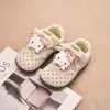 Zapatos para niñas zapatos de plataforma versátiles 2026 nuevo otoño suela blanda zapatos deportivos casuales para niños zapato de gateo caricatura zapatos de entrenamiento alemanes
