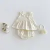 Ropa infantil estilo coreano 2026 verano nuevo estilo dulce top sin mangas con ribete de encaje y bloomers para bebé niña conjunto de dos piezas