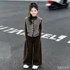 Conjunto Feminino Outono 2026 Novo Estiloso Estilo Coreano Infantil Colete Outono e Primavera Crianças Mais Velhas Calça de Pernas Largas Conjunto de Três Peças da Moda