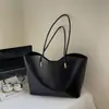 Bolso de hombro retro de color liso de moda 2026, gran capacidad, bolso tote simple y elegante para el trabajo, y un bolso versátil para llevar debajo del brazo