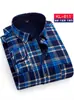 Camisa de Franela Forrada para Hombre Otoño/Invierno 2026, Cuadros Cepillados, Top Casual para Hombres de Mediana Edad, Camisa de Manga Larga para Exportación