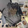Camiseta Estampada de Leopardo em Forma de Coração Estilo Retrô Americano Lavada Desgastada Manga Curta para Homens e Mulheres, Estilo Novo Ins Tendência Solta de Verão para Casais