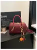 Bolso Cruzado Boston de Diseño Único para Viajes Diarios de Mujeres 2026 Verano Nueva Moda Casual Tejido Pequeño para Hombro
