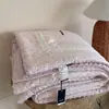 Nuevo modelo 2026 colcha de gasa de doble capa con esquinas cuadradas de cuatro lados y núcleo integrado, lavable a máquina, cálida para otoño e invierno, adecuada para todas las estaciones, primavera y otoño